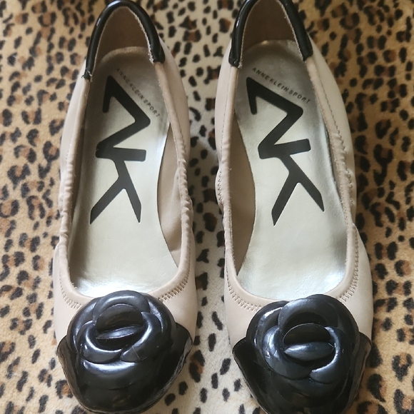 Anne Klein Cream and Black Heels Elegant Design - Picture 1 of 6